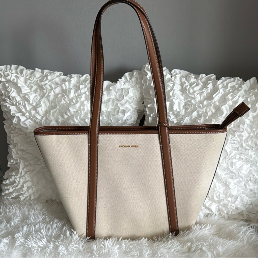 Michael Kors Jet Set Travel Bag/Natural and Brown Sophisticated Design